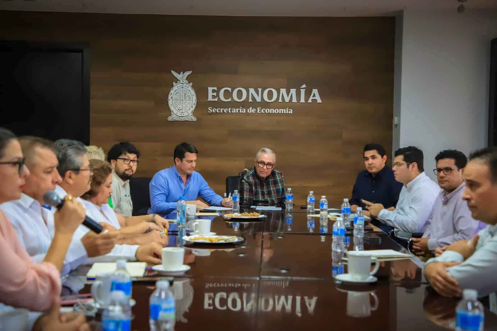 Exhorta Rocha a cámaras y asociaciones empresariales a mantener la